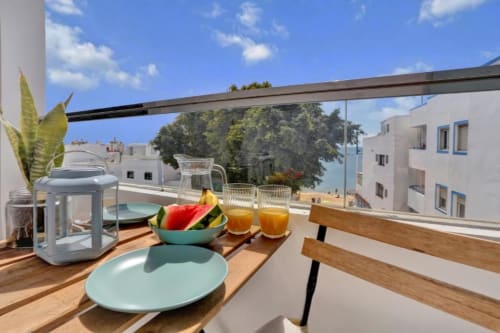 Terraza soleada con vistas al mar en el apartamento Kamalahouse de Corralejo, con frutas frescas, zumo y zona de comedor