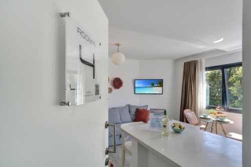 Moderno loft en Corralejo con cocina americana, sofá, TV, vistas al mar y comedor