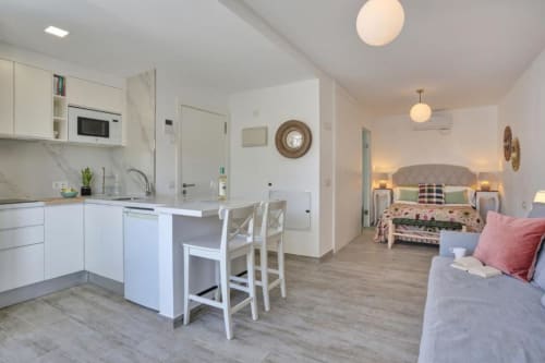 Moderno loft en Corralejo con cocina abierta, comedor, sala de estar y dormitorio con vistas al mar