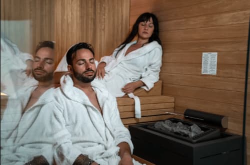 Ospiti che si rilassano nella sauna di Locanda Angelica B&B a Giarratana, Sicilia con interni in legno