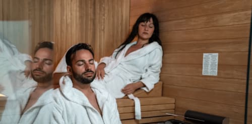 Ospiti che si rilassano nella sauna di Locanda Angelica B&B a Giarratana, Sicilia, con interni in legno