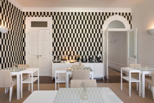 Sala de jantar moderna com papel de parede em padrão geométrico na Oporto Comfort Charming House no Porto, Portugal
