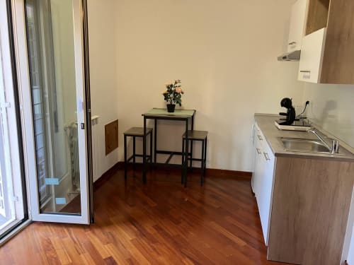Kitchenette moderno con zona pranzo nell'appartamento di Roma presso Fairome Fleming B, pavimenti in legno e vista sul giardino