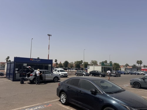 Parc de location de voitures avec kiosques Budget et EuroCar à Essaouira, Maroc