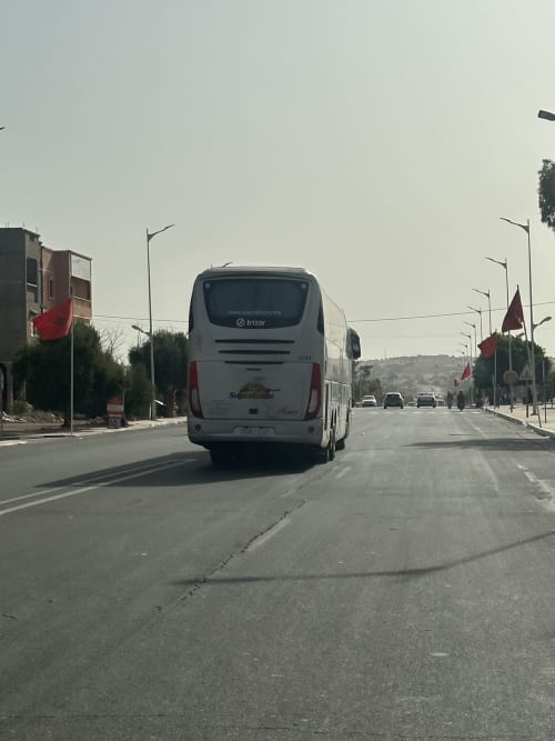 Bus blanc circulant dans la rue d'El Ghazouane, Maroc, près de l'hôtel Eucalyptus Ethnic Essaouira