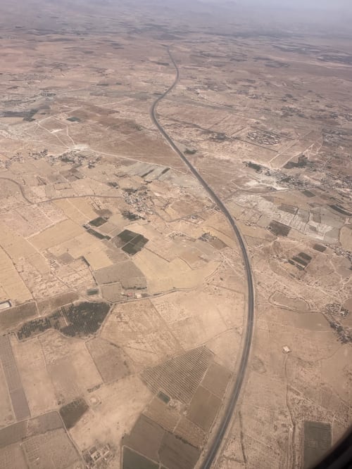 Vue aérienne de la route désertique traversant les champs agricoles près d'Essaouira, Maroc