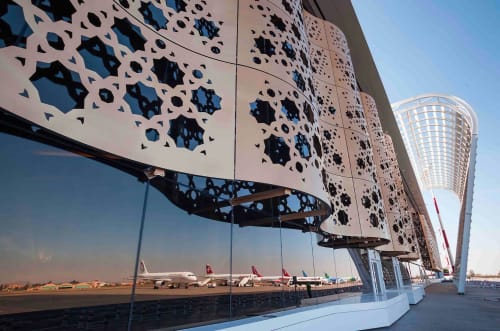 Façade d'hôtel moderne avec panneaux perforés géométriques surplombant l'aéroport d'Essaouira, Maroc