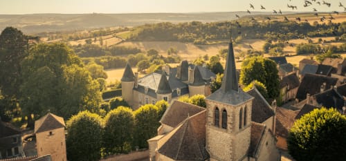 Vue aérienne du Château de Tharoiseau avec son clocher d'église, jardins environnants et paysage de la campagne française