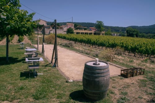 Fût de vin et terrain de pétanque dans le vignoble de l'hôtel boutique Clos Bb à Saint-Cyr sur Mer, France