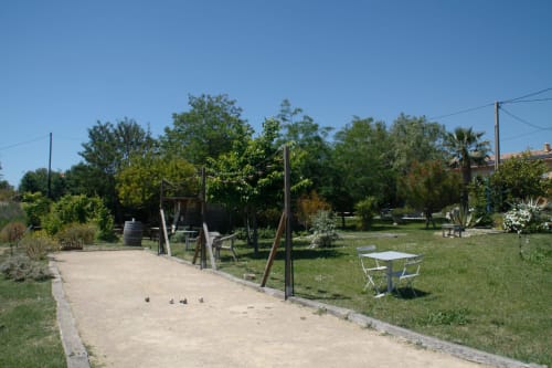 Jardin du Clos Bb avec terrain de pétanque, espaces détente et végétation luxuriante à Saint-Cyr sur Mer