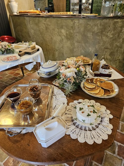 Petit-déjeuner raffiné au Clos Bb B&B de Saint-Cyr sur Mer : crêpes, pâtisseries, fleurs fraîches et gourmandises