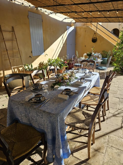 Élégante mise en table en plein air au Clos Bb à Saint-Cyr sur Mer avec table conviviale, couverts et ambiance méditerranéenne