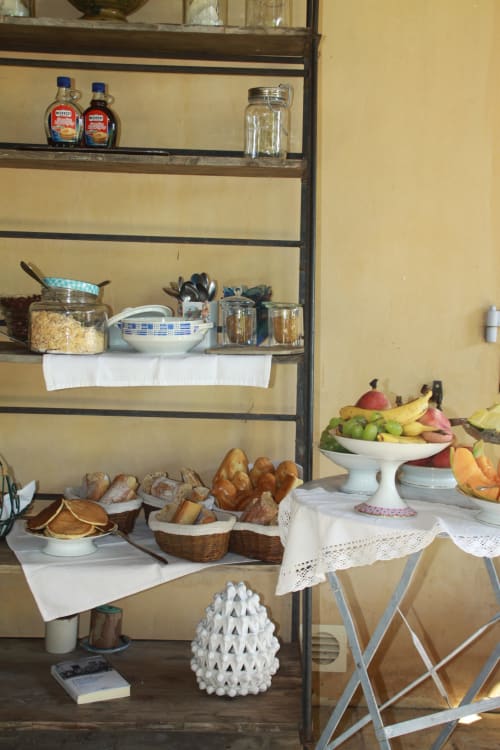 Présentation du petit-déjeuner au Clos Bb avec pain frais, fruits, pâtisseries et essentiels du matin à Saint-Cyr sur Mer