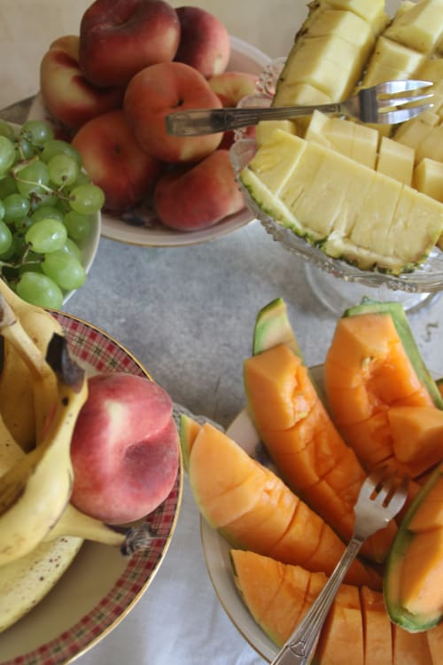 Plateau de fruits frais avec pommes, bananes, raisins, ananas et melon à Clos BB à Saint-Cyr sur Mer