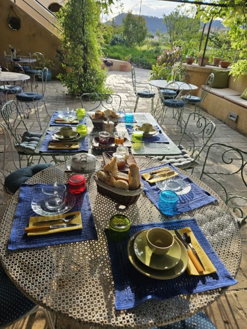 Table de petit-déjeuner élégante en terrasse au Clos Bb à Saint-Cyr sur Mer avec vue sur la Méditerranée