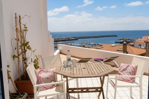 Balkonblick des Hauses Casa del Sol in Morro Jable mit Meerblick, Esstisch und Hafen darunter