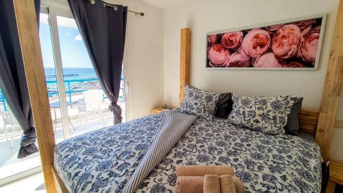 Helles Schlafzimmer mit Meerblick-Balkon im Casa del Sol Cottage von Fly High in Morro Jable, mit gemusterter Bettwäsche