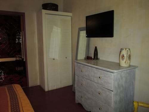 Bedroom at Clos B&B in Saint-Cyr sur Mer with dresser, TV, mirrored wardrobe, and cream walls