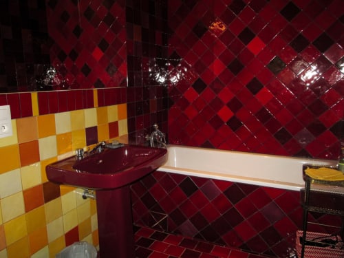 Luxury bathroom at Clos BB Saint-Cyr sur Mer with burgundy and gold diamond tile design