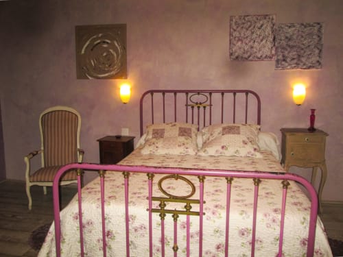 Camera da letto in stile vintage al Clos Bb di Saint-Cyr sur Mer con letto in metallo rosa e biancheria floreale