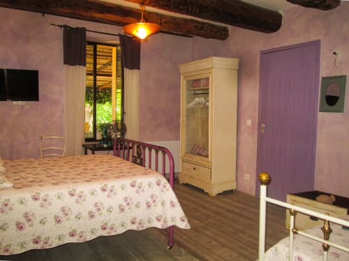 Camera affascinante al Clos Bb a Saint-Cyr sur Mer con pareti rosa, travi in legno e biancheria floreale