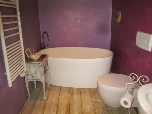 Salle de bain moderne au Clos B&B à Saint-Cyr sur Mer avec murs bordeaux, baignoire îlot et parquet