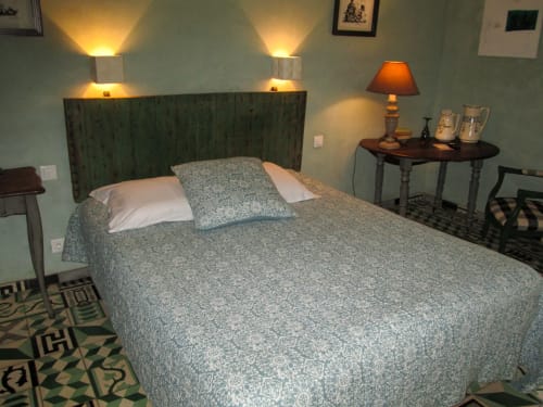 Camera accogliente al Clos B&B a Saint-Cyr sur Mer con letto queen, testata teal e illuminazione calda