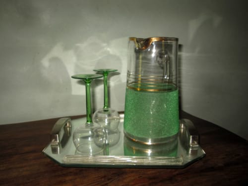 Elegante set con brocca verde decorativa e bicchieri su vassoio raffinato presso Clos Bb, bed and breakfast a Saint-Cyr sur Mer, Francia