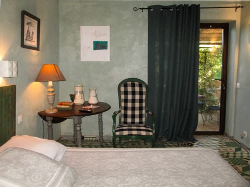Camera al Clos B&B a Saint-Cyr sur Mer con letto, lampada, poltrona e accesso al patio