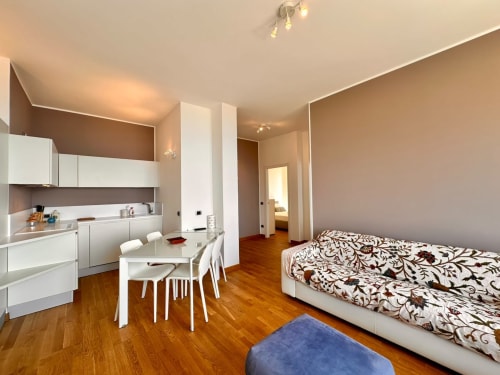 Moderno monolocale a Welcome Holiday Finale Ligure con cucina a vista, zona pranzo, letto e vista mare