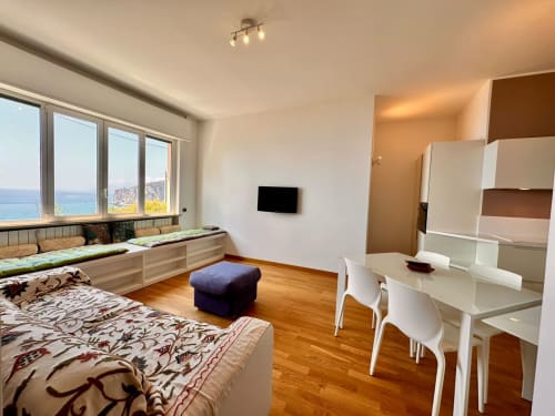 Camera moderna con vista mare a Finale Ligure, arredata con kitchenette