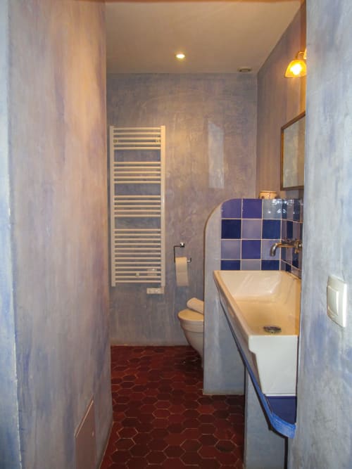 Bagno moderno presso Clos Bb a Saint-Cyr sur Mer con piastrelle blu, vasca e scaldasalviette