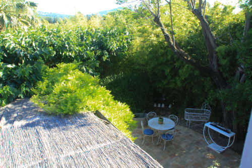 Terrazza ombreggiata del Clos B&B a Saint-Cyr sur Mer con area relax e giardino rigoglioso