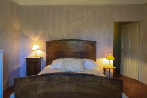 Camera accogliente della guest house Clos Bb a Saint-Cyr sur Mer con letto in legno, lampade da comodino e arredamento classico