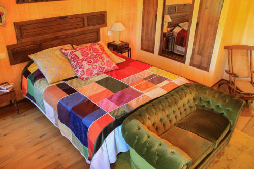 Camera colorata del Clos Bb guesthouse a Saint-Cyr sur Mer con mobili in legno e biancheria patchwork