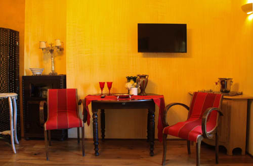 Sala da pranzo giallo vivace con sedie e tavolo rossi al Clos Bb, un boutique bed and breakfast a Saint-Cyr sur Mer