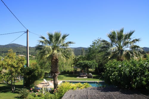 Giardino Clos BB con palme, piscina e vista sulle montagne a Saint-Cyr sur Mer
