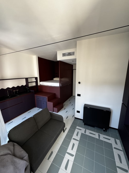 Suite Porta Romana Milano appartamento 204: monolocale con letto a baldacchino, divano e servizi moderni