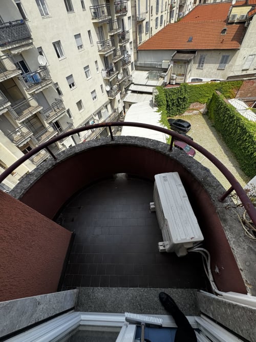 Ingresso della scala all'appartamento 403 di Milano, Porta Romana Suite con vista cortile