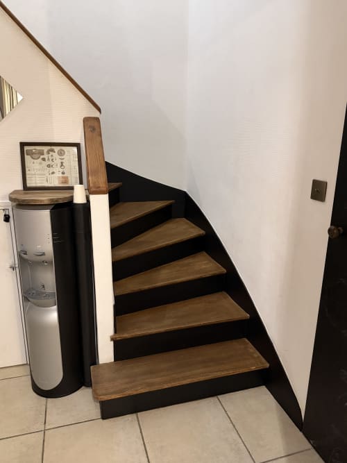 Escalier aux marches en bois et rampe blanche à la Villa des Palmiers, Villeneuve-sur-Lot