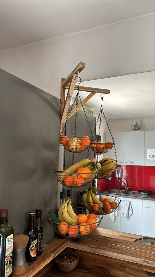 Panier de fruits suspendu étagé avec oranges et bananes dans la cuisine de la Villa des Palmiers, Villeneuve-sur-Lot