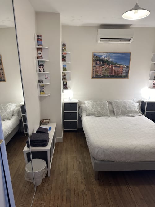 Chambre lumineuse à la Villa des Palmiers avec lit queen-size, lits jumeaux, parquet et décoration européenne à Villeneuve-sur-Lot