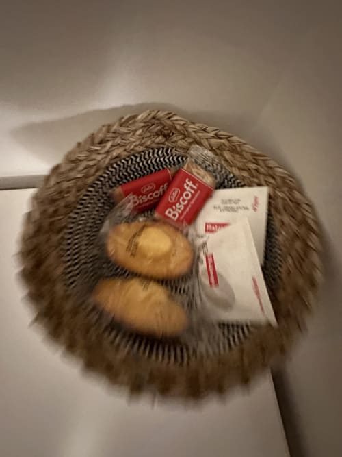 Panier en osier avec biscuits Biscoff et enveloppes rouges à la Villa des Palmiers B&B à Villeneuve-sur-Lot
