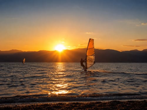 Windsurf al tramonto a Reggio Calabria, cielo dorato e Mar Mediterraneo