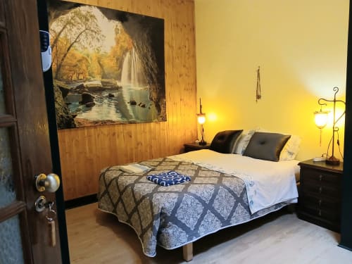 Chambre double accueillante au Bom Caminha à Caminha avec murs en bois, fresque cascade et parquets