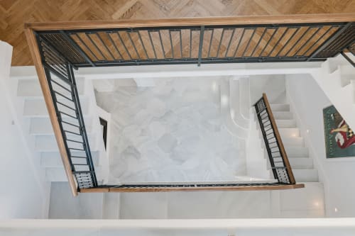 Escalera de villa moderna con barandillas de madera y detalles en metal negro en Stay Gest, Benicasim