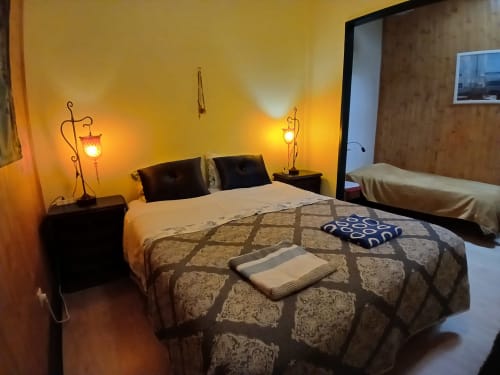 Chambre double confortable à l'auberge Bom Caminha à Caminha avec éclairage chaleureux, accents en bois et salle de bain partagée