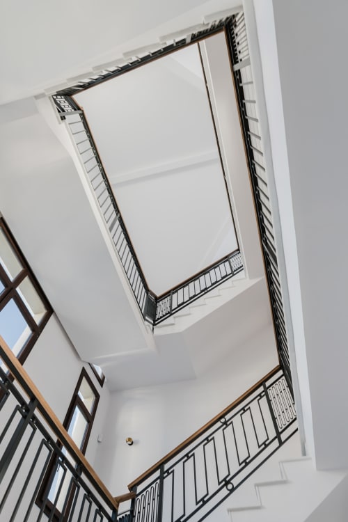 Vista de escalera de Villa María en Stay Gest Benicasim, con paredes blancas luminosas y barandillas metálicas