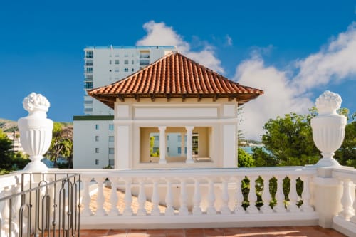 Villa María en Stay Gest de Benidorm con techo de barro, balaustrada blanca y vista al mar