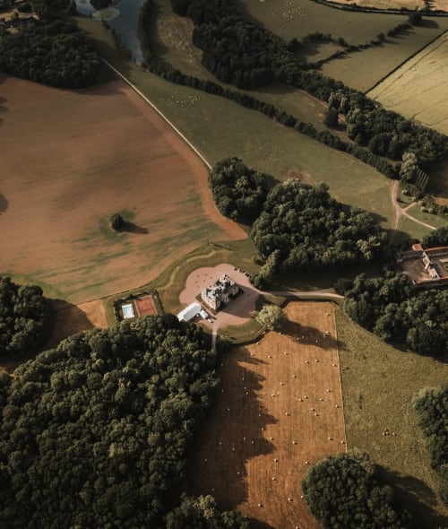 Vue aérienne du gîte Domaine Du Réveillon entouré de champs et de forêts à Entrains-sur-Nohain, France